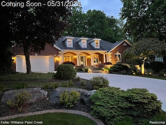 8241 Fountain View Dr, Flushing, MI 48433