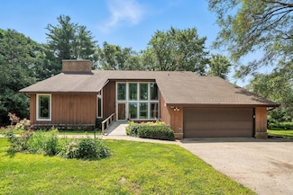 2488 239th St, New Hampton, IA 50659
