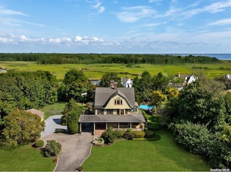 75 Oak Neck Ln, West Islip, NY 11795