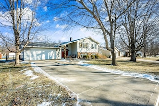 102 Cheltenham Dr, Normal, IL 61761