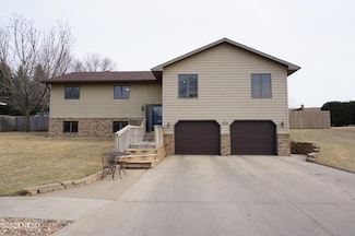 1506 Grandview Dr, Watertown, SD 57201