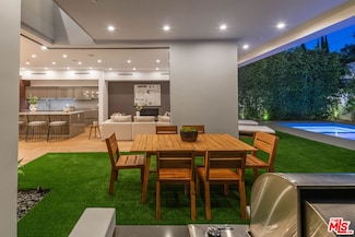 374 Huntley Dr, West Hollywood, CA 90048