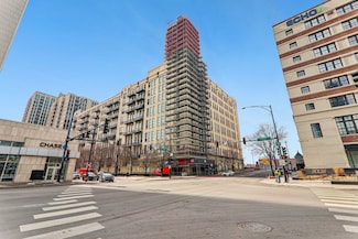 758 N Larrabee St Unit 608, Chicago, IL 60654