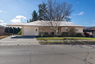 1846 Carter Rd, Dubuque, IA 52001