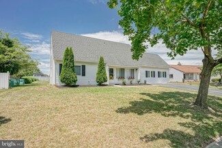 30 Pershing Ln, Sicklerville, NJ 08081