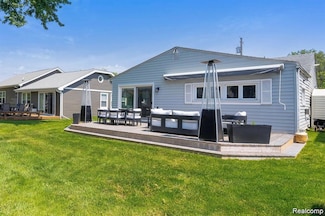 1466 Rossdale Dr, Waterford, MI 48328