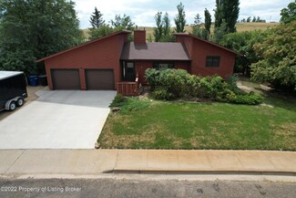 835 Heart Dr, Dickinson, ND 58601