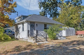 31 Oakhurst Ave, Warwick, RI 02889