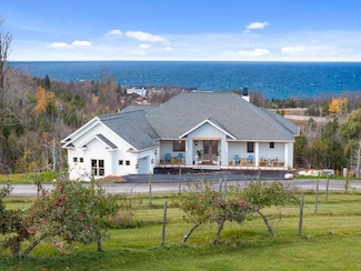 956 Hotchkiss Cir, Petoskey, MI 49770