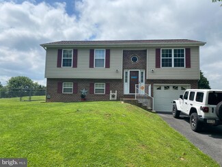 374 Canterbury Dr, Martinsburg, WV 25403