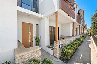 665 W 17th St, Costa Mesa, CA 92627
