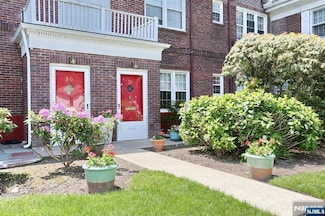 927 Commonwealth Dr Unit 4, Teaneck, NJ 07666