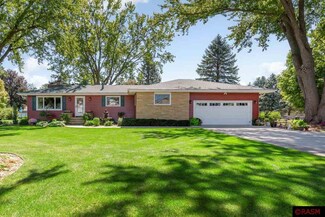 407 Forest Heights Dr, North Mankato, MN 56003