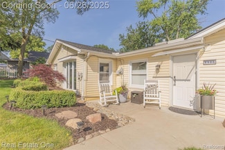 8986 Rushside Dr, Pinckney, MI 48169