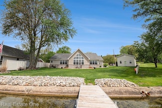 1171 N Shore Dr, Springport, MI 49284