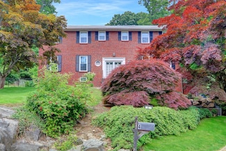 4 Shoreview Cir, Pelham, NY 10803