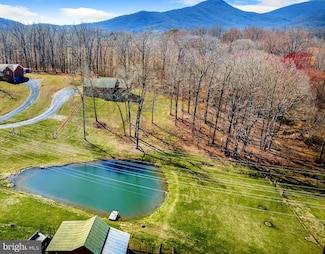 6 Oaklands Pond Ln, Flint Hill, VA 22627