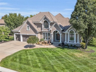 8190 Shoreline Dr, Kansas City, MO 64152