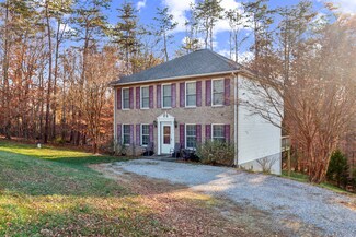 110 Old Farmhouse Dr, Moneta, VA 24121