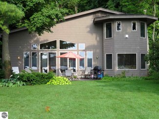 4127 E Shore Dr, Grawn, MI 49637