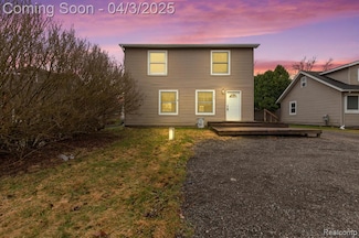 142 E Glass Rd, Ortonville, MI 48462