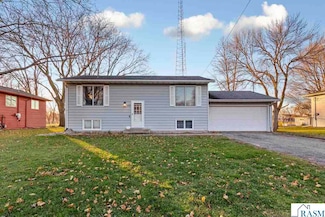 2059 Roe Crest Dr, North Mankato, MN 56003