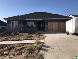 4242 Fieldcrest Dr, Sioux City, IA 51103