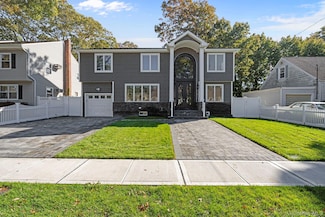 33 6th Ave, Massapequa Park, NY 11762