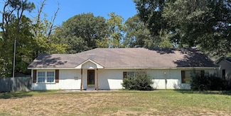 206 W Cayuga Dr, Athens, TX 75751