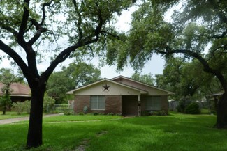 925 Adeline St, Sinton, TX 78387