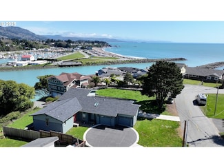 210 Del Norte Ln, Brookings, OR 97415