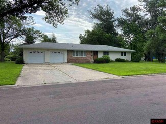920 920 N 3rd St, St. James, MN 56081