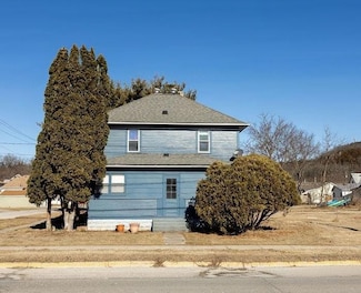 612 Heivly St, Decorah, IA 52101
