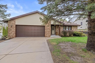 416 Lindenwood Dr, Hartland, WI 53029