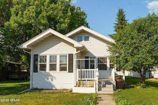 206 4th St NW, East Grand Forks, MN 56721