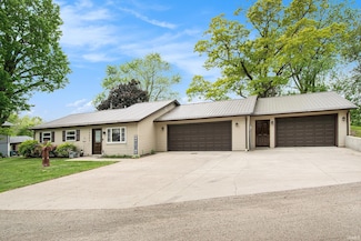 13495 N Hillside Dr, Syracuse, IN 46567