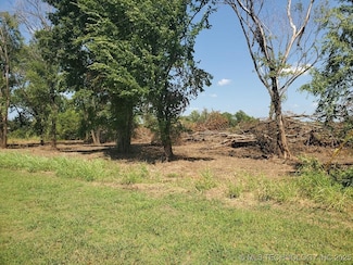 421 S Woody Guthrie St, Okemah, OK 74859