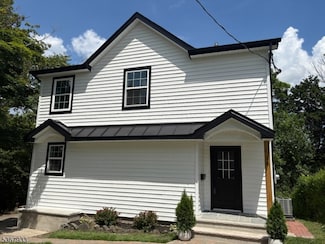 18 Governor Haines St, Hamburg, NJ 07419
