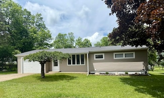 303 Scenic Dr, Hillsdale, MI 49242