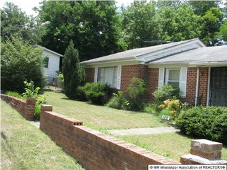 186 Phillips St, Holly Springs, MS 38635