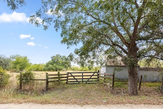 1268 Stokes Rd, Fayetteville, TX 78950