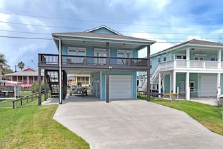 1415 S Magnolia St, Rockport, TX 78382