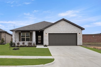 105 Manchester Dr, Cleburne, TX 76031