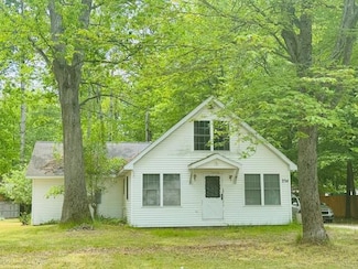 234 Radcliff Dr, Houghton Lake, MI 48629