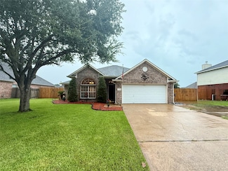 913 S Belle Dr, Angleton, TX 77515