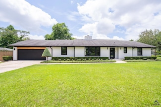 1202 Fairway Dr, Perry, GA 31069
