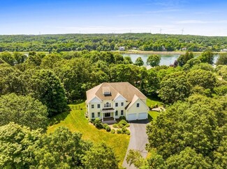 2 School House Rd, Sagamore Beach, MA 02562