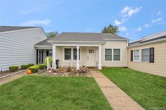 53 Freedom Ln, Coram, NY 11727