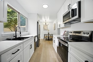 3200 Fiji Ln, Alameda, CA 94502