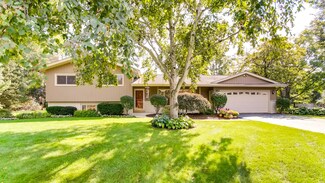27W567 Meadow Dr, Naperville, IL 60565